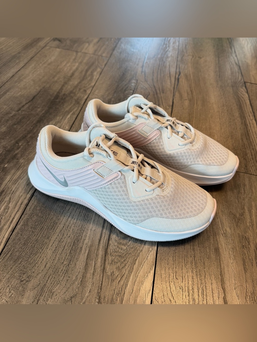 Nike MC Trainer Women’s Size 8 White Pink Cross Training Sneakers